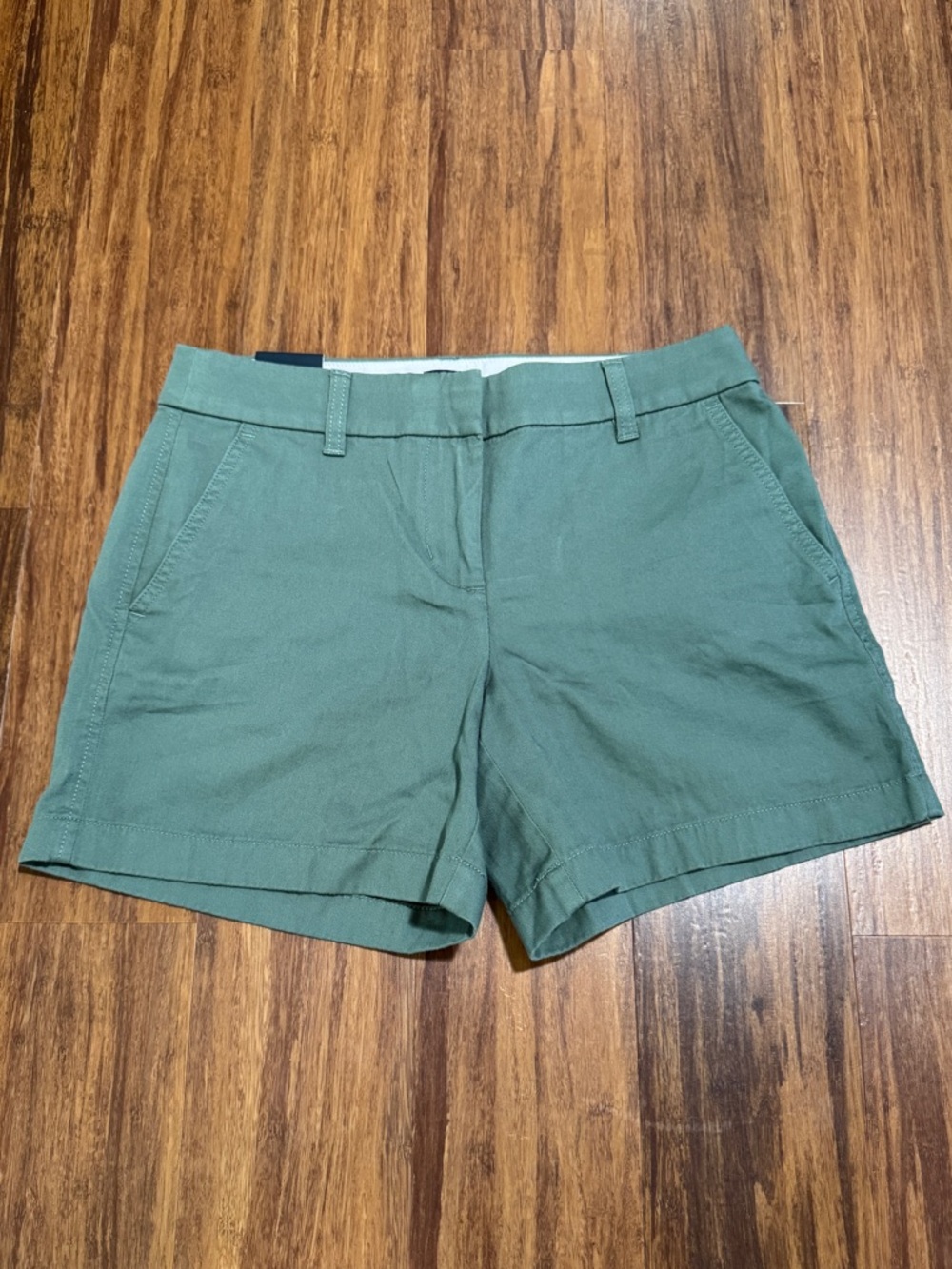 NWT J.CREW Green Chino Shorts
Women's Size 2 5" Inseam Mid Rise Cotton Pockets
